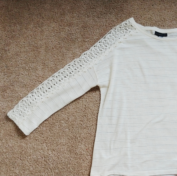 Lace top🌸 - Picture 2 of 4